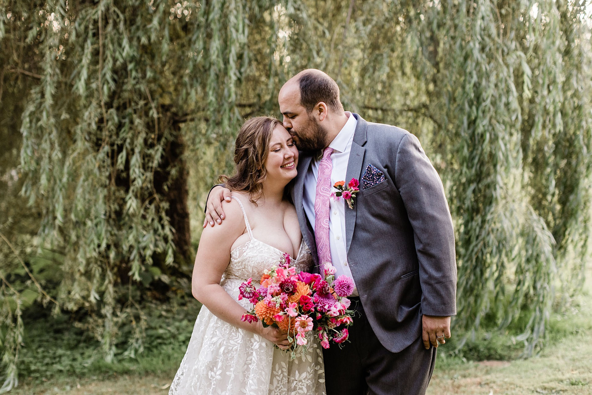 bride and groom photos at twin willow gardens snohmish by joanna monger photography