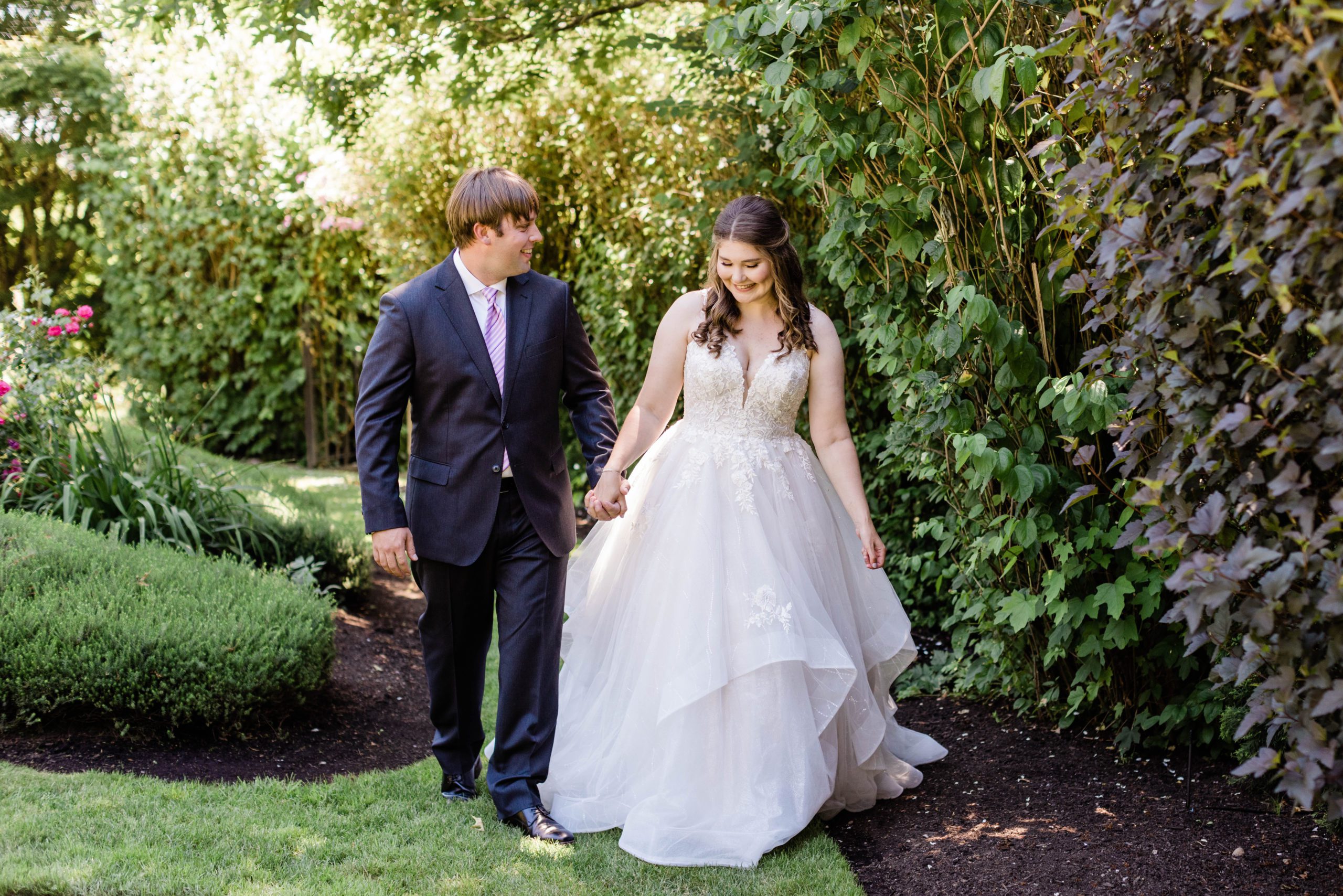 Twin Willow Gardens Wedding Photos by Joanna Monger summer wedding in the PNW